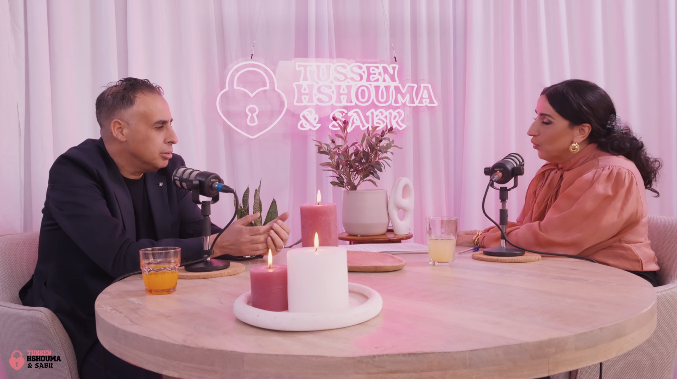 Tussen Hshouma & Sabr conversation in the pink podcast studio